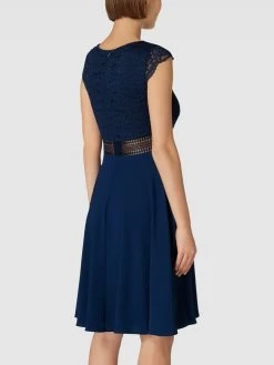V.M. Cocktailkleid Mit Spitzenbesatz - Blau -Damen Mode 616j6k2fal348gq4a913ilaeago5ce1m98r36j9p9t9lcgi260skaghk9d9lckqd8944uh9o9gq3gj9mad3jie1jckrjed1g6dh68dhk6oqjee9jcoq34p1l64rjgdpo6kqjeo8