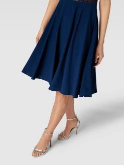 V.M. Cocktailkleid Mit Spitzenbesatz - Blau -Damen Mode 6sq48ead74o3idpl99144k2f896kmj1g8h74kl258gsjie9l94p5cl2c9l74ehi7al4jgd9i897kqi1m9ko3acpm74rm4eb170o6ac1kc8qj6e9g75hm8dpg6krjid9k6coj2pg