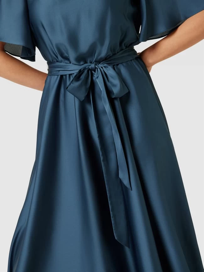 Swing Cocktailkleid Mit Rundhalsausschnitt Und Bindegürtel - Rauchblau 5 Swing Cocktailkleid Mit Rundhalsausschnitt Und Bindegürtel - Rauchblau – Bild 3