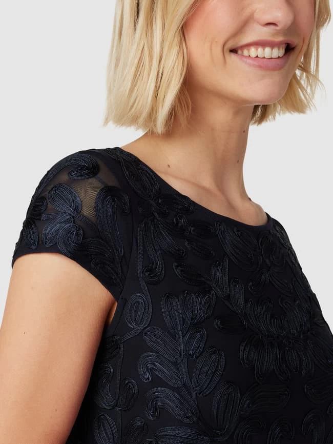 Christian Berg Cocktail Etuikleid Mit Strukturmuster - Marineblau Meliert 5 Christian Berg Cocktail Etuikleid Mit Strukturmuster - Marineblau Meliert – Bild 3