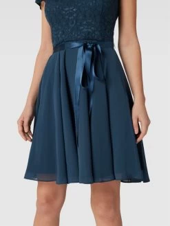 Swing Cocktailkleid Mit Spitzenbesatz - Rauchblau -Damen Mode 8p2kgja88l156ham6l1j4had6gs30jpjal832e9o6d2jechl9oqk2kq8al23ck268sok4ihk6h14edaf98o68d1k6cqmae1pc8ojcd9k70o32o9n60s62p9o6hj3cp1oc4q3id8