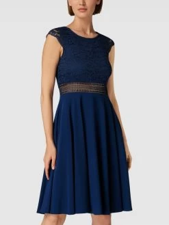 V.M. Cocktailkleid Mit Spitzenbesatz - Blau -Damen Mode 90qkce9p9h658kam8crjcc2j8cr38jq26l1lachkah83gc9o9p2kehaja914mkqm9l1ksdqf8t8j4ha5a4o36oj669i3ee9oc4s6cphk69j3ee9m64sjed326krm4c1h70rmcc0