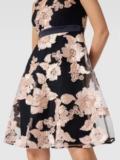 Christian Berg Cocktail Cocktailkleid Mit Taillenpasse - Marineblau Meliert 9 Christian Berg Cocktail Cocktailkleid Mit Taillenpasse - Marineblau Meliert -Damen Mode 9cs58l25a90j0ihkal6kcc9j9h64cgpmadb30jpi9d844hq46p4laj1hal1l2jam8oskuja899akmjpi9d3jgo9mcks62pj26co3ap1k60sm6e9o65im4p1k6kr32cb369i30e0