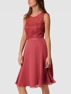V.M. Kleid Mit Spitzenbesatz - Hellrot -Damen Mode 9h7k2jic9l8j2h1n653k8ca46gqlchq765132ia38h6l6k9k90p32ka6a4pjigab8h34qlak68ojcgqm8l3mcc1i61gm4d3460o3cc9k60r64e1l6kp3ic9kc4s3icpp6or38c8