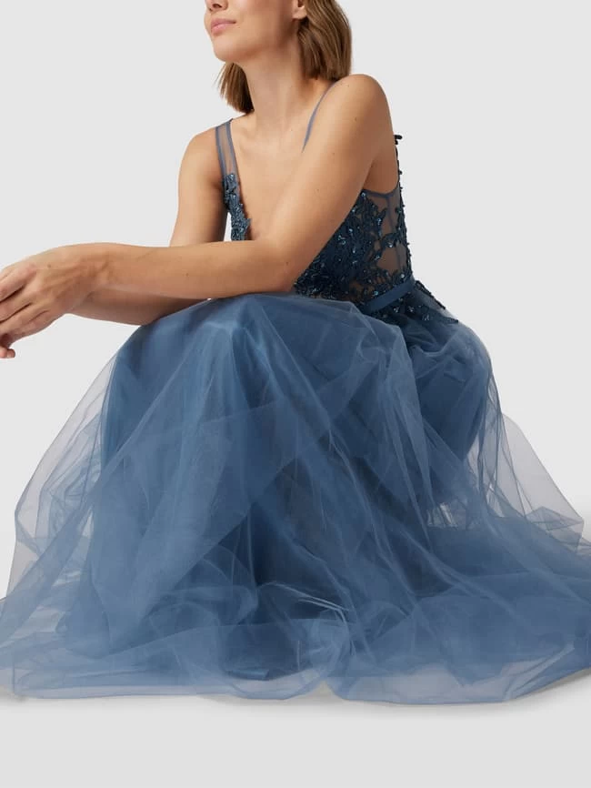 V.M. Abendkleid Mit Ornamentalen Stickereien - Rauchblau 5 V.M. Abendkleid Mit Ornamentalen Stickereien - Rauchblau – Bild 3