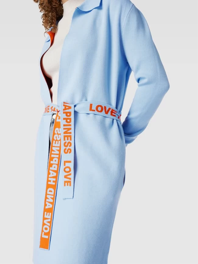 Emily Van Den Bergh Knielanges Kleid Mit Statement-Print - Hellblau 5 Emily Van Den Bergh Knielanges Kleid Mit Statement-Print - Hellblau – Bild 3