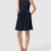 V.M. Cocktailkleid Mit Spitzenbesatz - Dunkelblau -Damen Mode ad834k2a9174kiq28h0l6gaa9l84kkij8d848dq471ak2c2d94pjad2h68pjcga26d946k1ga94lajim9h3j6o9n64pjgcphcos3ce1kcgrjee9gc5gj6cr5c5gjec3175hj2dg