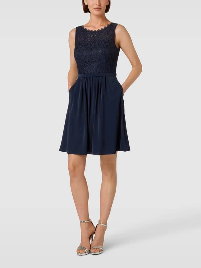 V.M. Cocktailkleid Mit Spitzenbesatz - Dunkelblau 3 V.M. Cocktailkleid Mit Spitzenbesatz - Dunkelblau