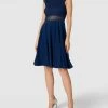 V.M. Cocktailkleid Mit Spitzenbesatz - Blau 2 V.M. Cocktailkleid Mit Spitzenbesatz - Blau -Damen Mode ah34kgae9984qdpl8t2kgd2395348ga39l7kgl2964sl2ghna4qk4kpm9p2kej2874pjie2a71akid1oad3m6dpjccpj6pj2c9hjgphk6pj30e9n68pm6cr371hjcor66gr3cpg
